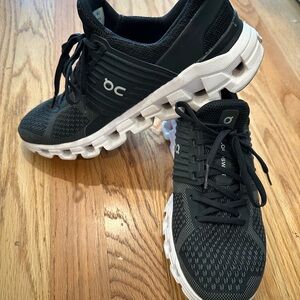 ON Cloudswift 3 “women’s” Black and White Sneakers - size 9